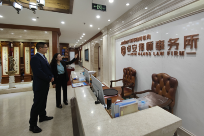 北京市京師(重慶)律師事務所創(chuàng)始合伙人、刑辯中心主任薛穎文律師到庭立方&middot;卓安所參觀交流